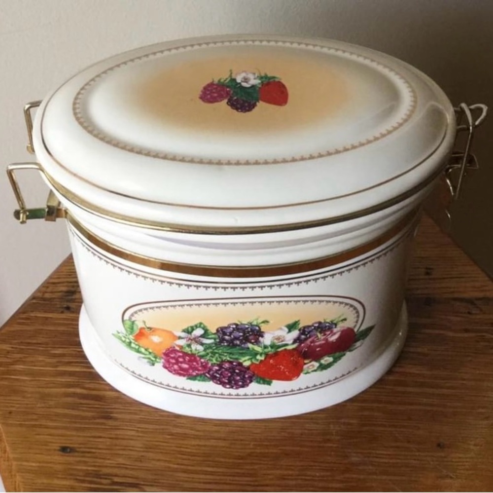 Knotts Berry Farm 2010 Ceramic Canister Oval Fruit Berries Gold Tone Accents